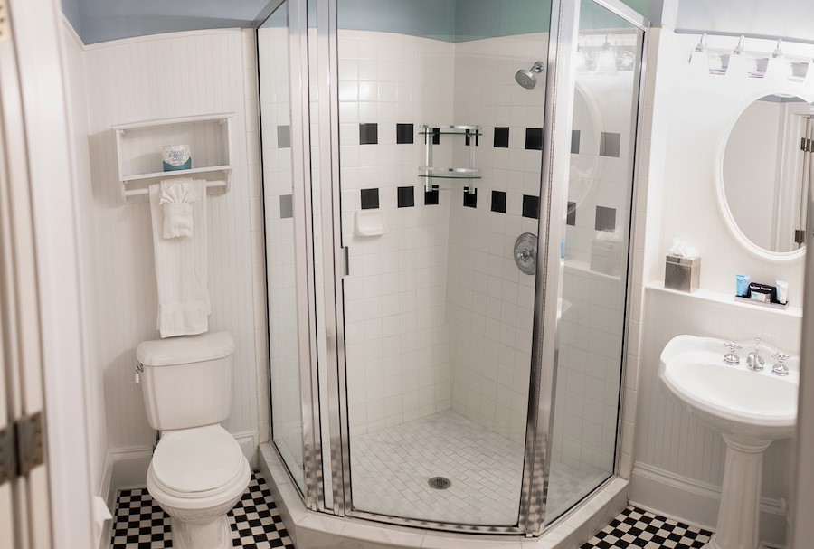 Bathroom in room with two beds at Marshall House
